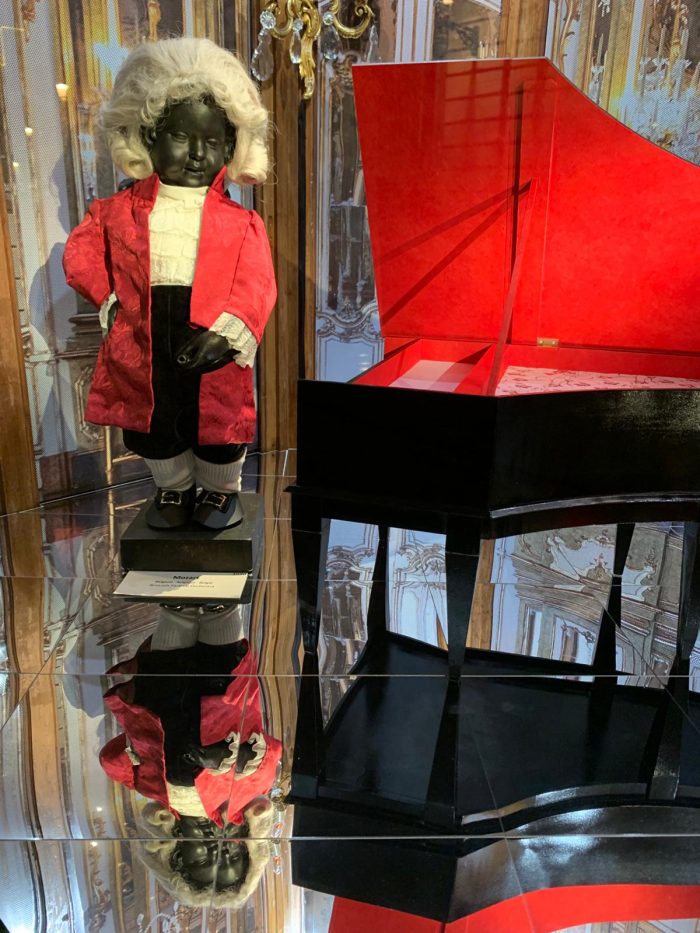 Vitrine Pop-Up : Mozart à la Cour de Manneken-Pis. © Gianni Cudicio.